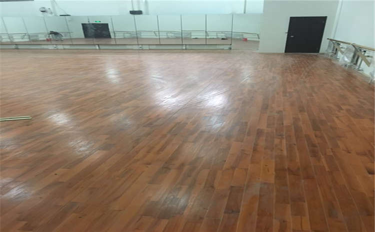 怎么安装体育馆实木运动地板踢脚线？